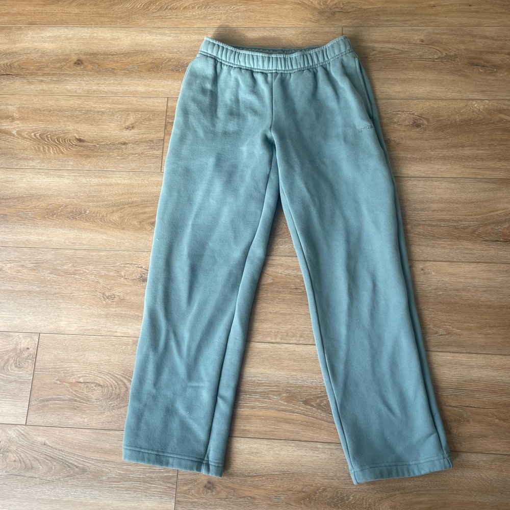 Aritzia sweatfleece mega fit straight leg sweatpants size xs